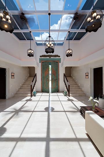 Entrance hall with view to main doors